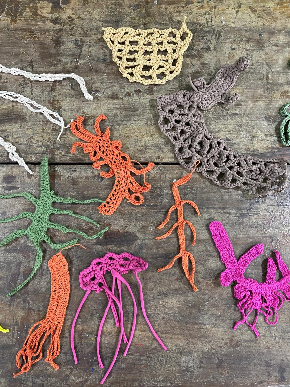 Crocheteiras produzem primeiras peças no curso “Artesã em bordado à mão”