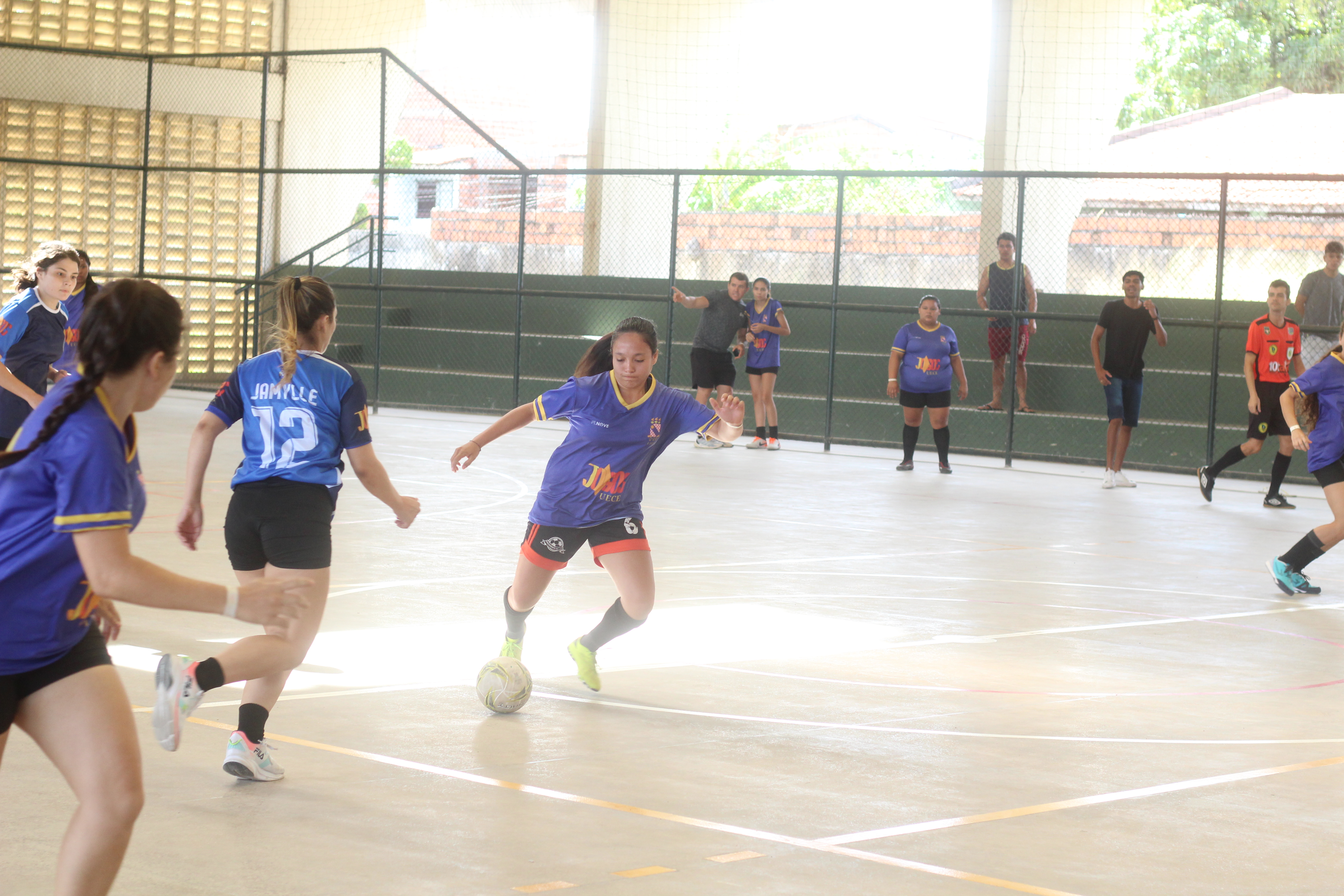 Jogo futsal para ser feliz, se fosse por dinheiro tinha voltado